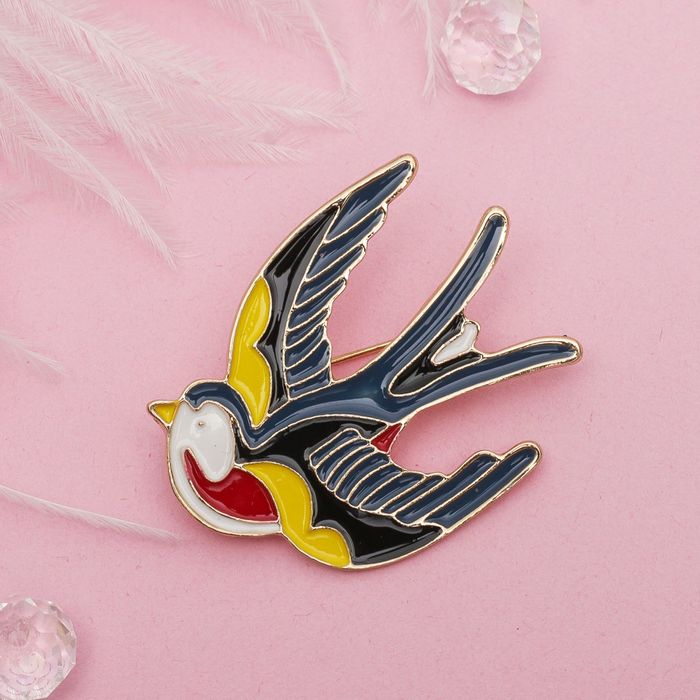 Брошь "Ласточка весенняя", разноцветная в золоте