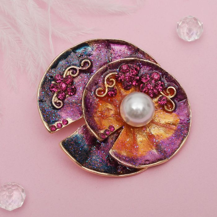 Брошь "Ракушка с жемчужиной", разноцветная в золоте