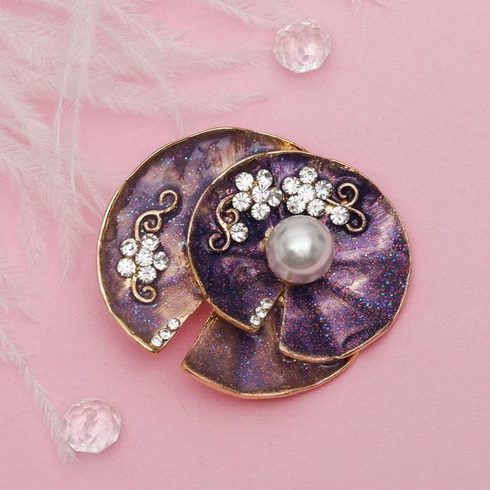 Брошь "Ракушка с жемчужиной", цвет сиренево-белый в золоте