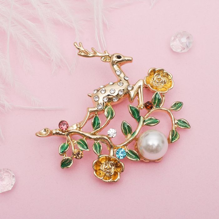 Брошь "Олень сказочный", разноцветный в золоте