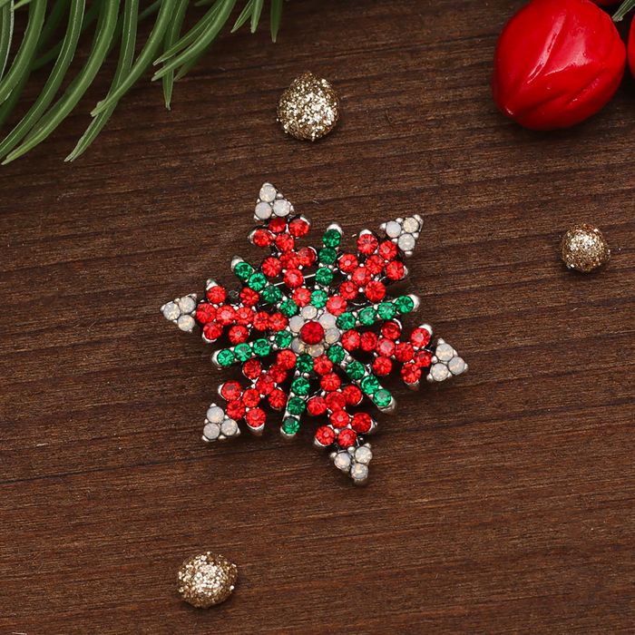 Брошь "Новогодняя сказка" снежинка новогодняя, цвет красно-бело-зеленый в серебре