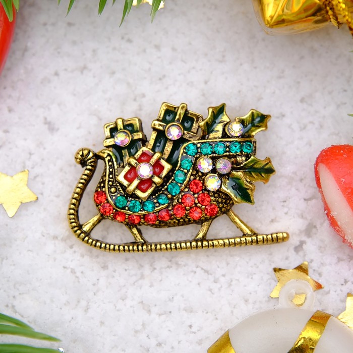 Брошь "Новогодняя сказка" сани с подарками, цвет красно-зеленый в чернёном золоте