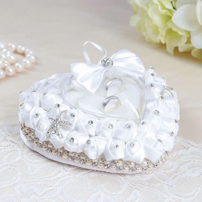 Подушечка для колец в виде сердца белая 14*8*13см