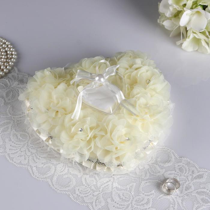 Подушечка для колец в виде сердца кремовая 21*11*12см