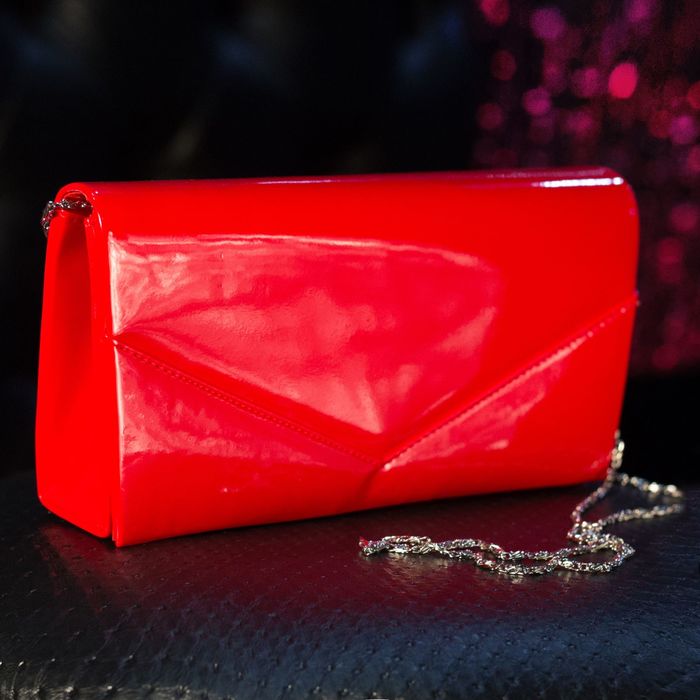 Клатч женский, отдел на магните, длинная цепь, цвет красный