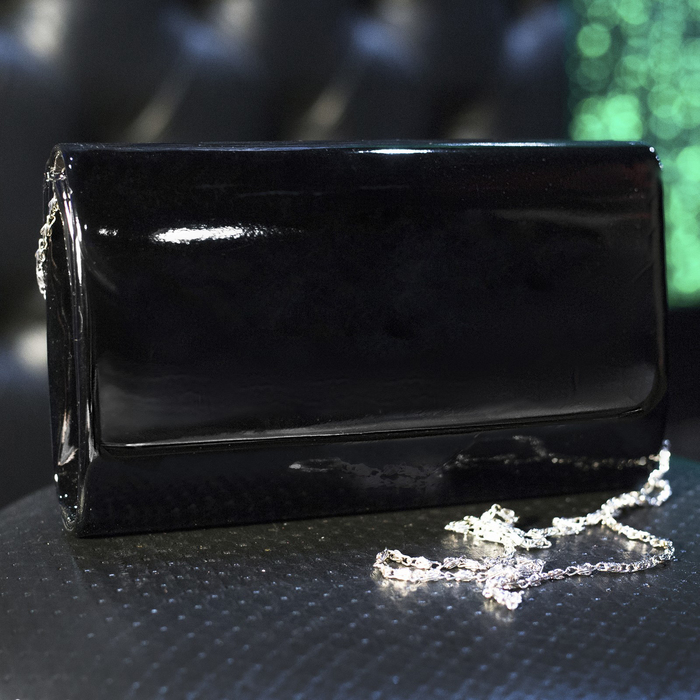 Клатч женский, отдел на клапане, длинная цепь, цвет чёрный
