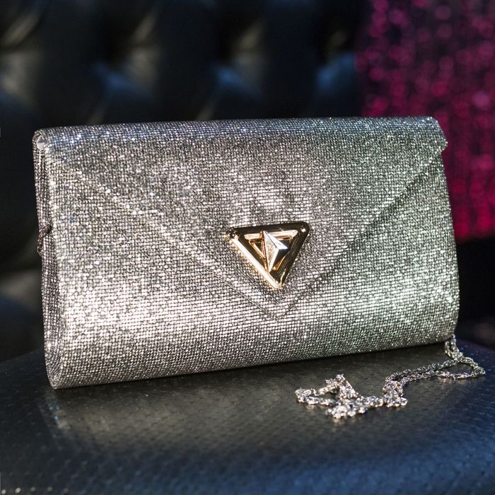 Клатч женский, отдел на клапане, длинная цепь, цвет серый