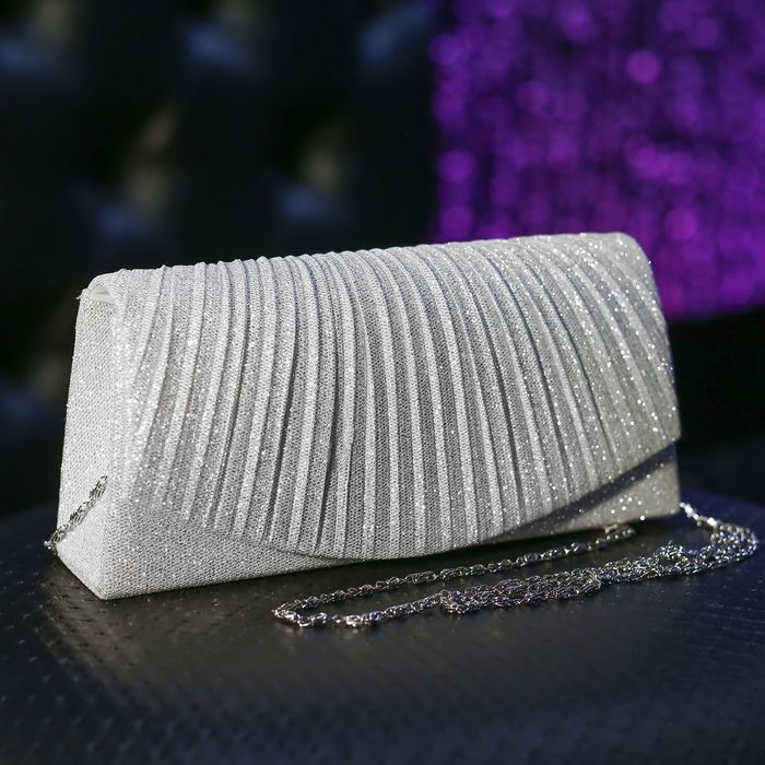 Клатч женский, отдел на клапане, длинная цепь, цвет серебряный