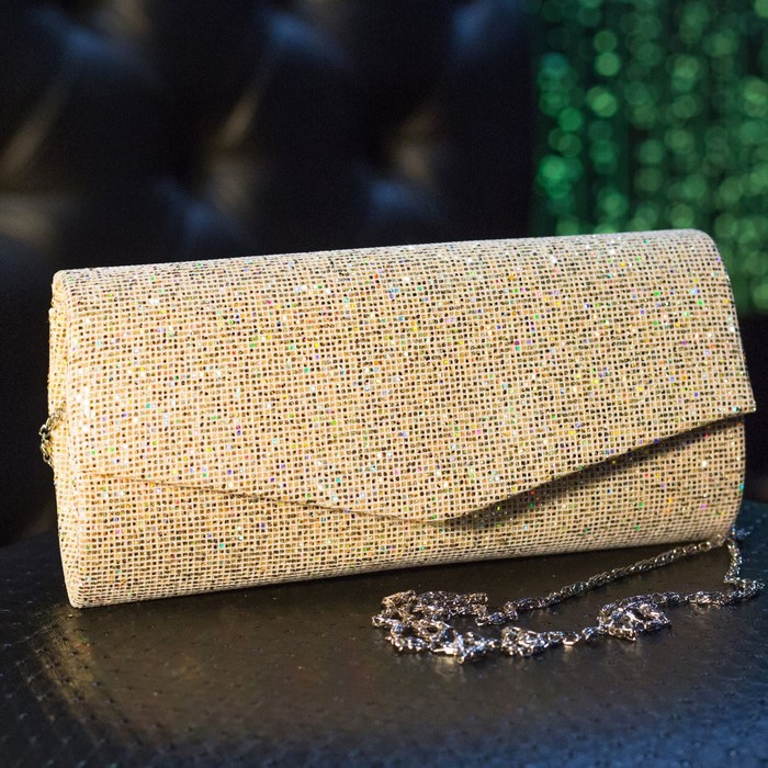 Клатч женский, отдел на клапане, длинная цепь, цвет золотой