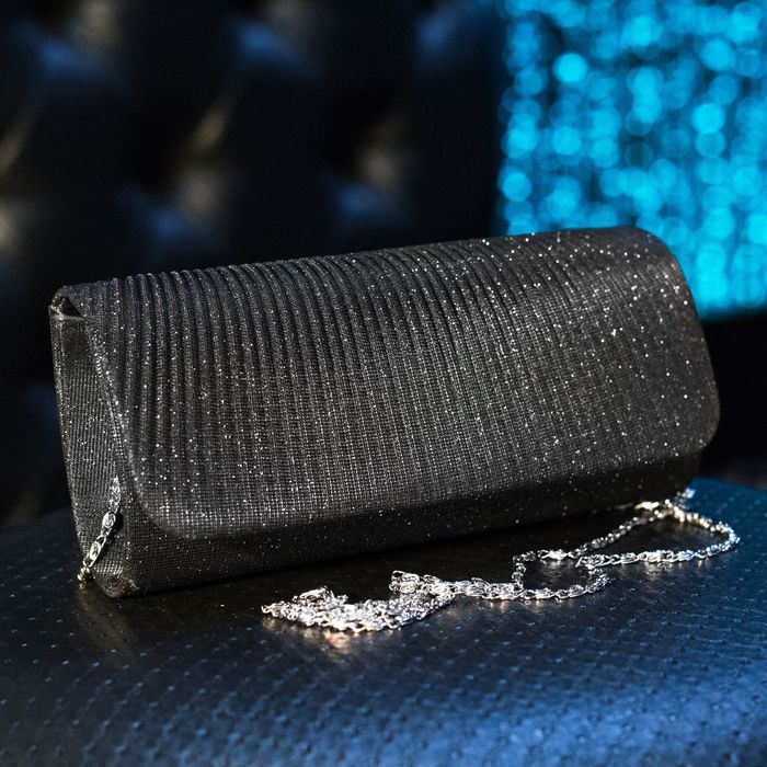 Клатч женский, отдел на клапане, длинная цепь, цвет чёрный