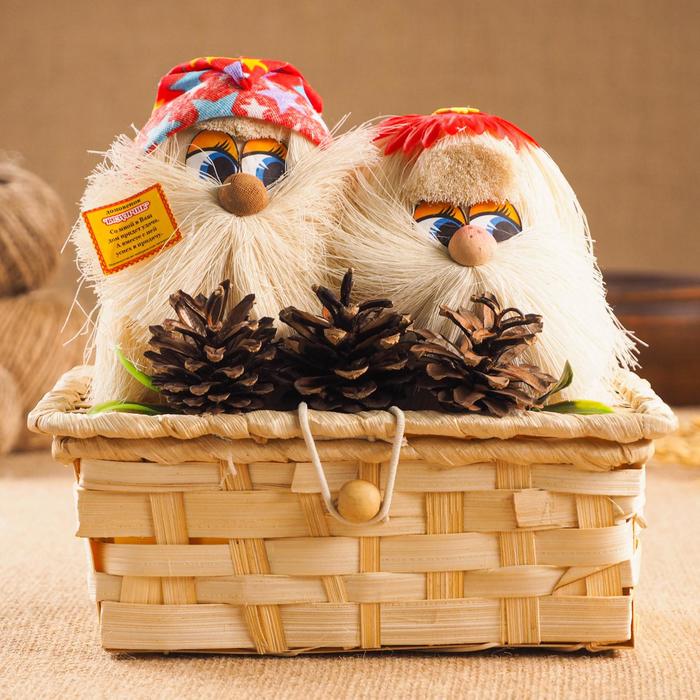 Сувенир «Пара домовых в корзинке», микс