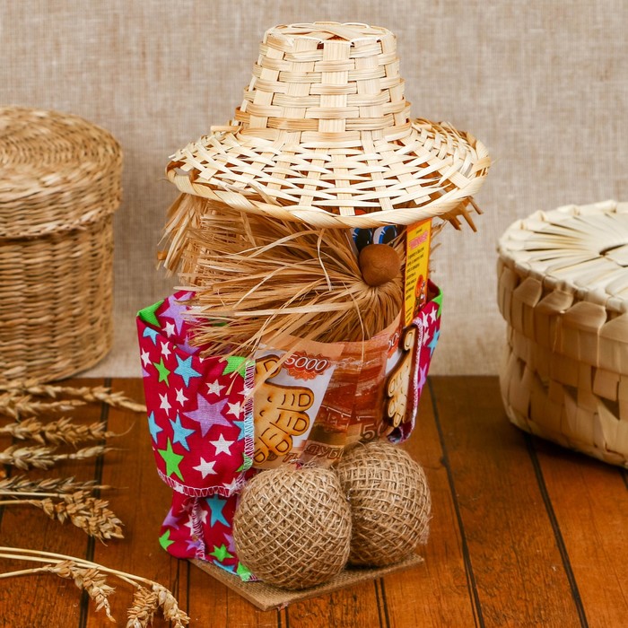 Сувенир «Домовой в соломенной шляпке», с деньгами в руках, микс
