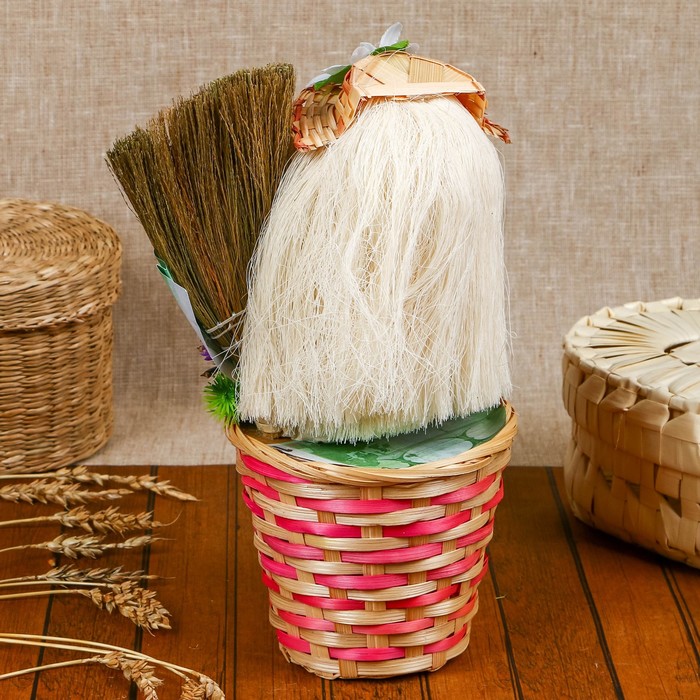Сувенир «Домовой с веником в соломенной корзинке», микс