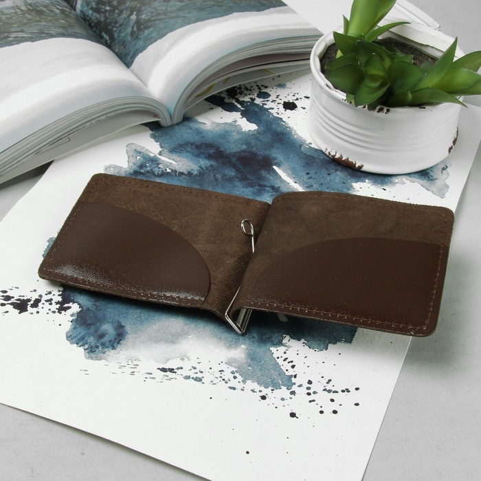 Зажим для купюр, с металлическим держателем, отдел для монет на кнопке, цвет коричневый гладкий