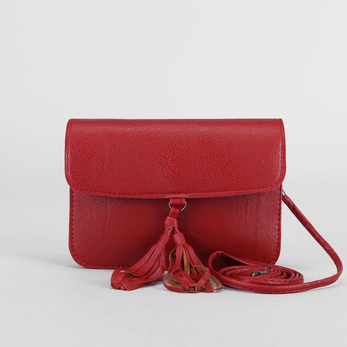 Клатч женский, 3 отдела на клапане, длинный ремень, цвет красный