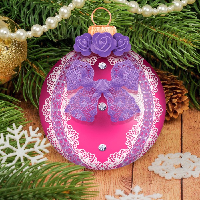 Новогодний шар с кружевом №6, набор: шар розовый, цветы, стразы