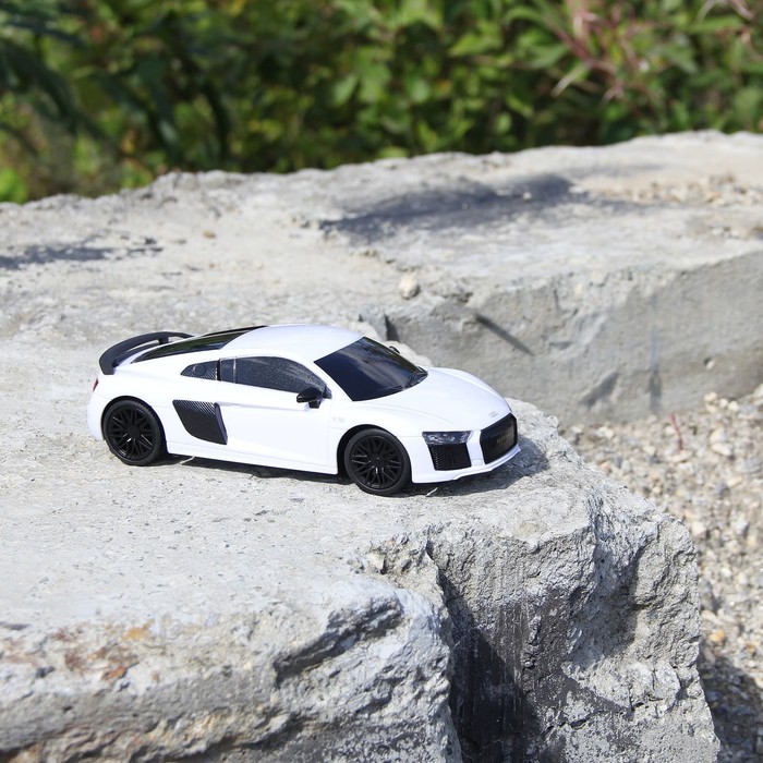 Машина радиоуправляемая "Audi R8", масштаб 1:24, работает от батареек, свет, МИКС, mz
