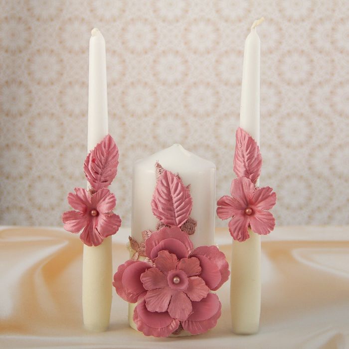 Cемейный очаг "Цветочная симфония" покрыт бархатом и украшен 3Д кружевом розового цвета.