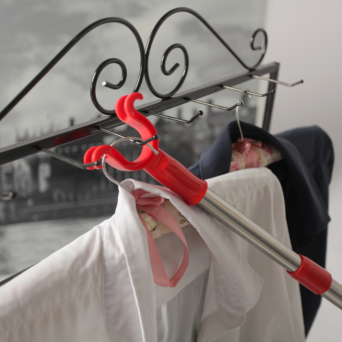 Съемник для одежды телескопический, L=80-153, вилка 7,5х4,5 , два крючка, цвет красный