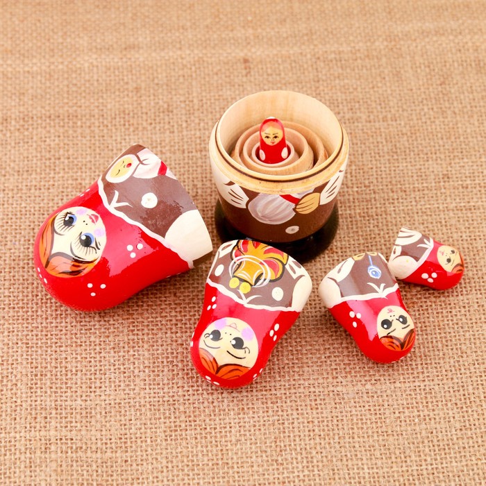 Матрёшка «Хозяюшка», красный платок, 5 кукольная, 11 см
