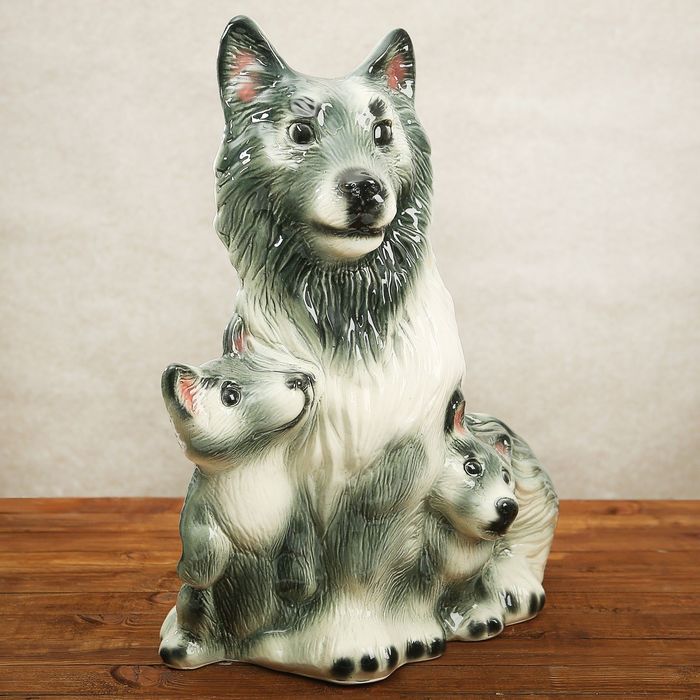 Садовая фигура "Волчица с волчатами"