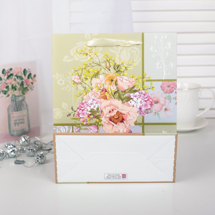 Пакет подарочный "Нежный букет", люкс, 18 х 8,5 х 21 см