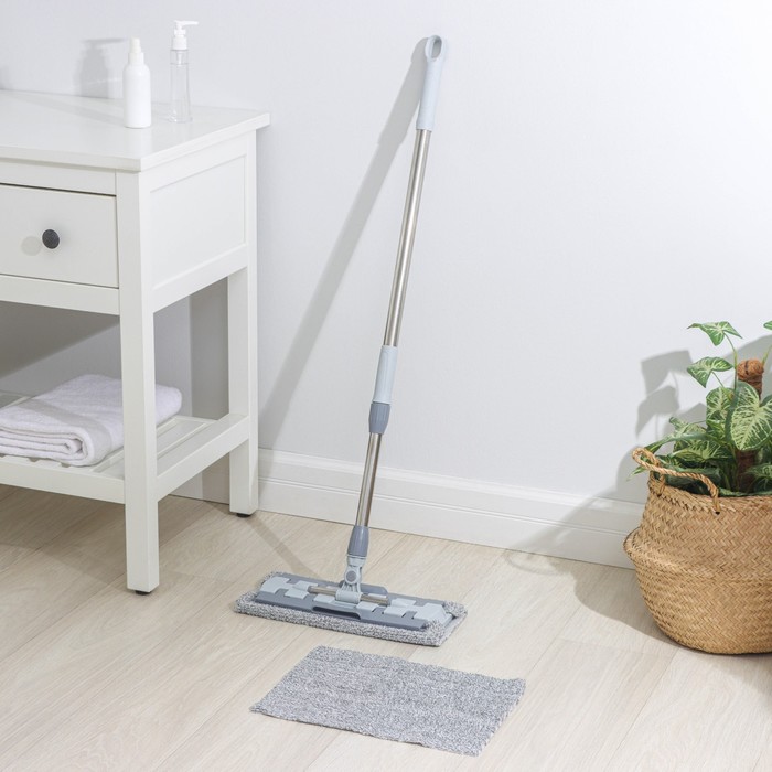 Швабра плоская, телескопическая ручка 83-130 см, 2 насадки из микрофибры