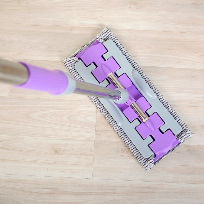 Швабра для мытья пола плоская Доляна, телескопическая стальная ручка 76-119 см, 2 насадки из микрофибры 35,5×14,5 см, цвет серо-фиолетовый