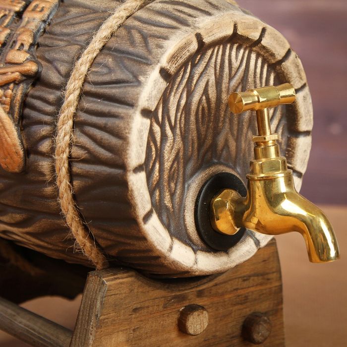 Бочка на деревянной подставке "Замок", латунный кран, 2,5 л