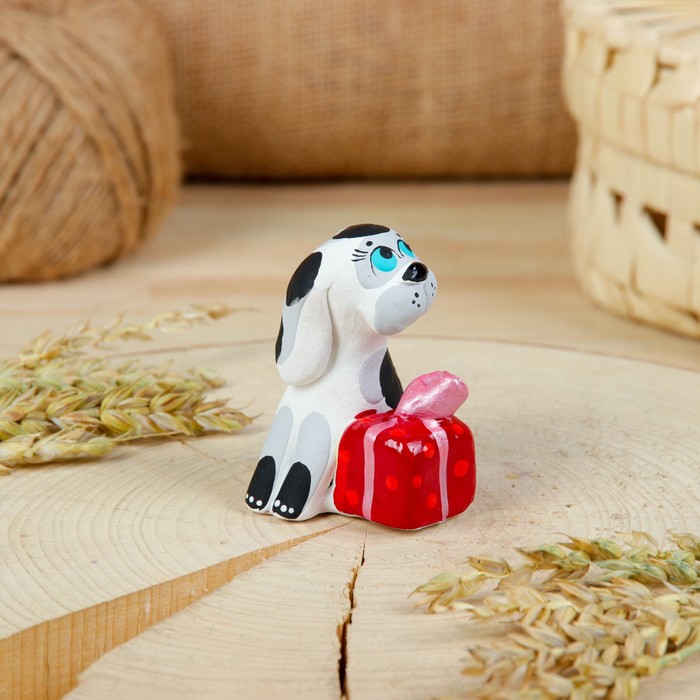 Сувенир ковровская глиняная игрушка «Собачка с подарком»