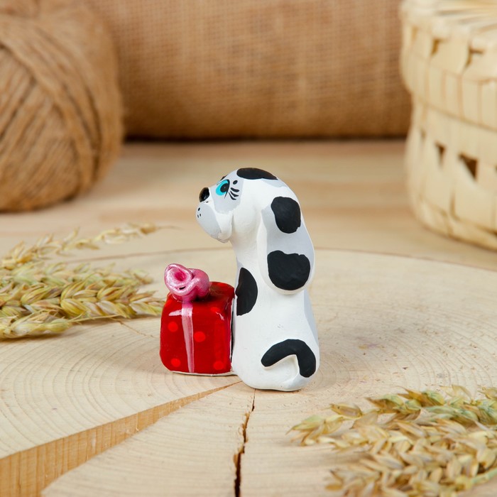 Сувенир ковровская глиняная игрушка «Собачка с подарком»