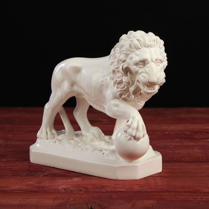 Статуэтка "Лев с шаром" белый 13см