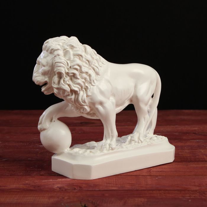 Статуэтка "Лев с шаром" белый 13см