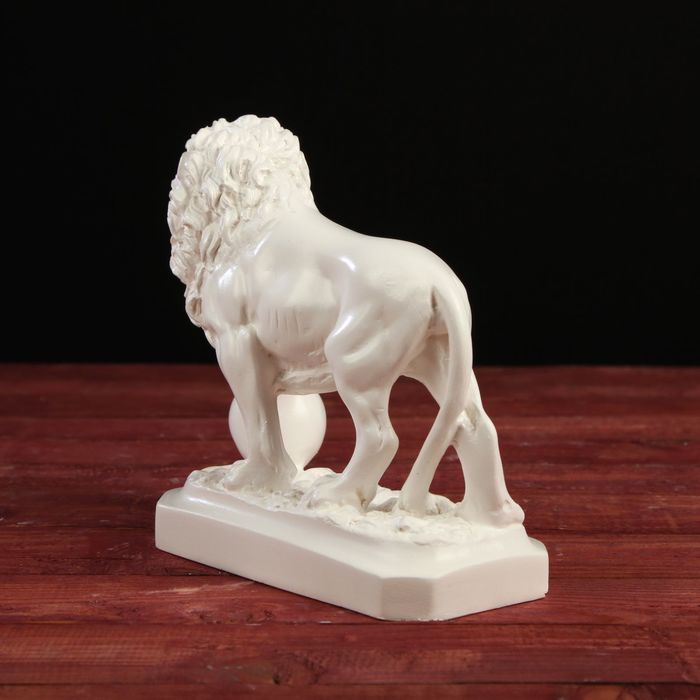 Статуэтка "Лев с шаром" белый 13см