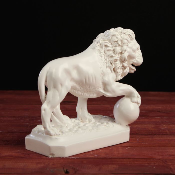 Статуэтка "Лев с шаром" белый 13см