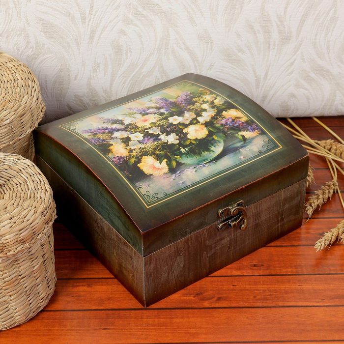 Шкатулка дерево лак "Букет с сиренью" 17,5х17,5х7,5 см