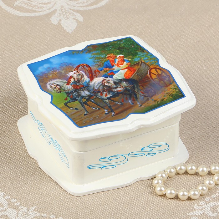 Шкатулка «Пара на тройке», белая, 11×11 см, лаковая миниатюра
