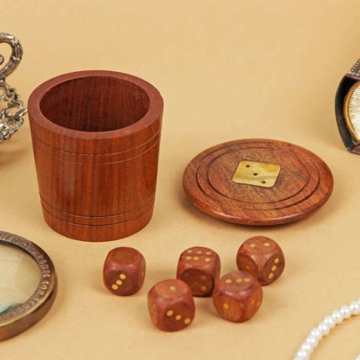Стакан дерево "Тройка" (игральные кости 5 шт.) 6,5х7х7 см
