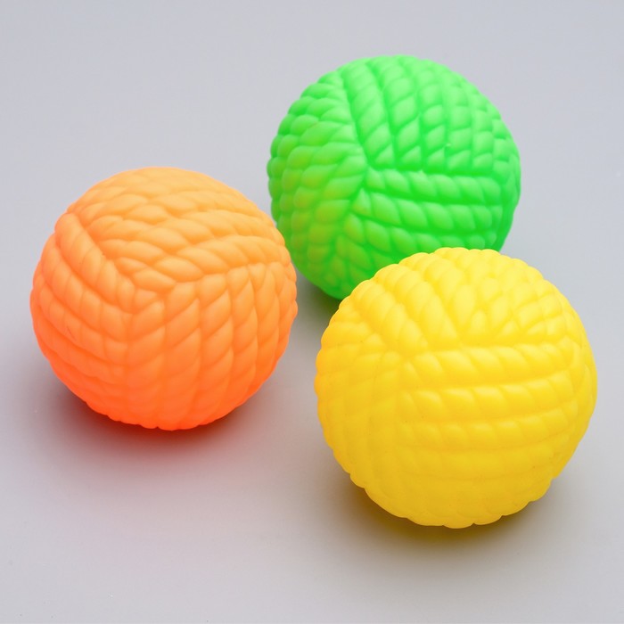 Игрушка для собак пищащая "Клубок ниток", 8 см, микс цветов