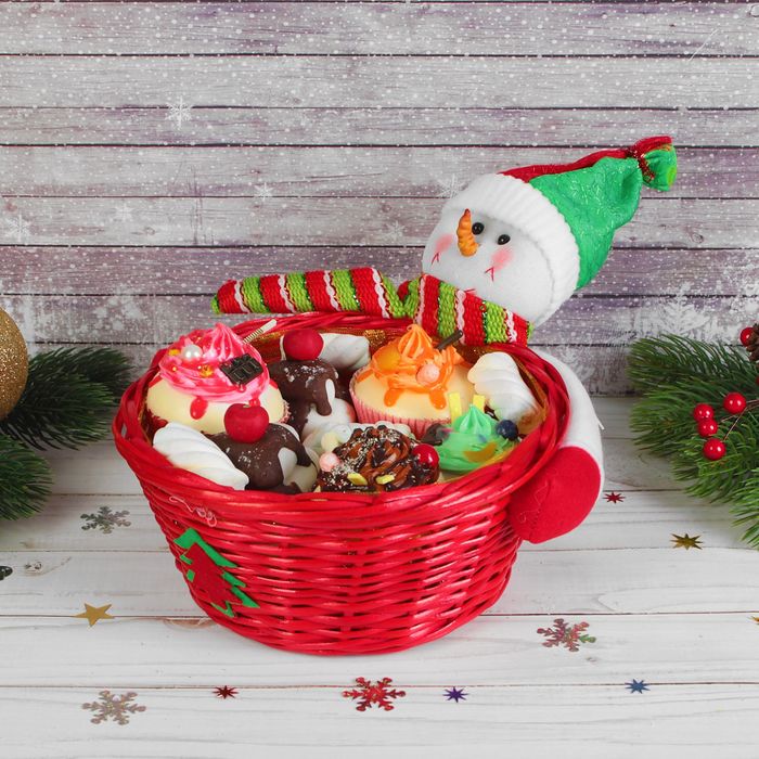 Конфетница "Снеговик" в шарфике и шапочке