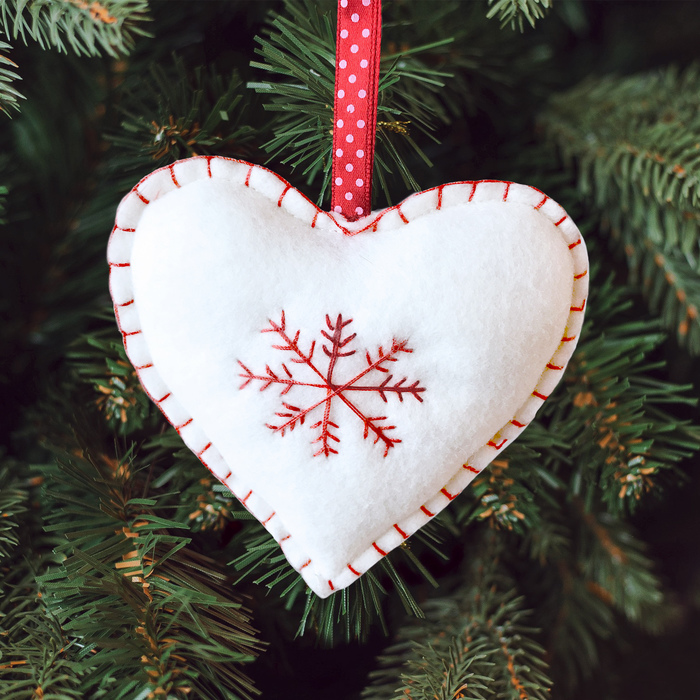 Набор для создания подвесной елочной игрушки из фетра "Сердечко со снежинкой"