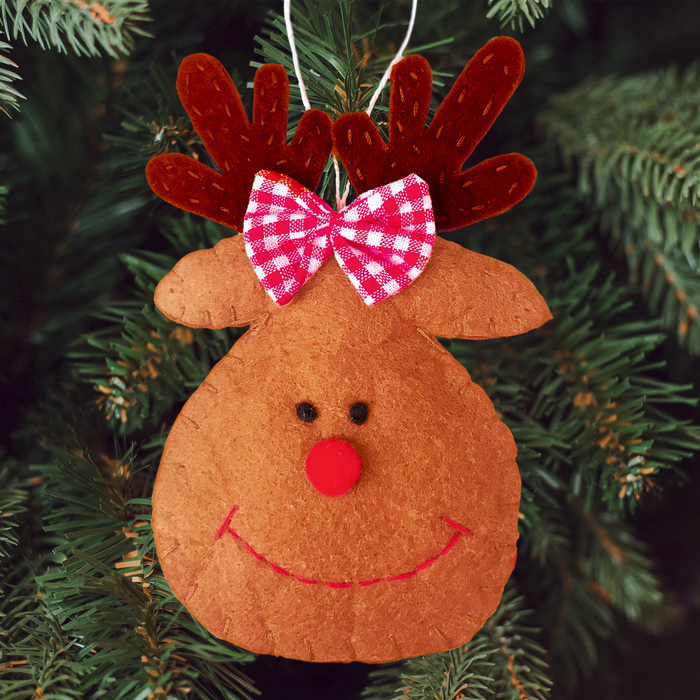 Набор для создания подвесной елочной игрушки из фетра "Олень с бантиком"