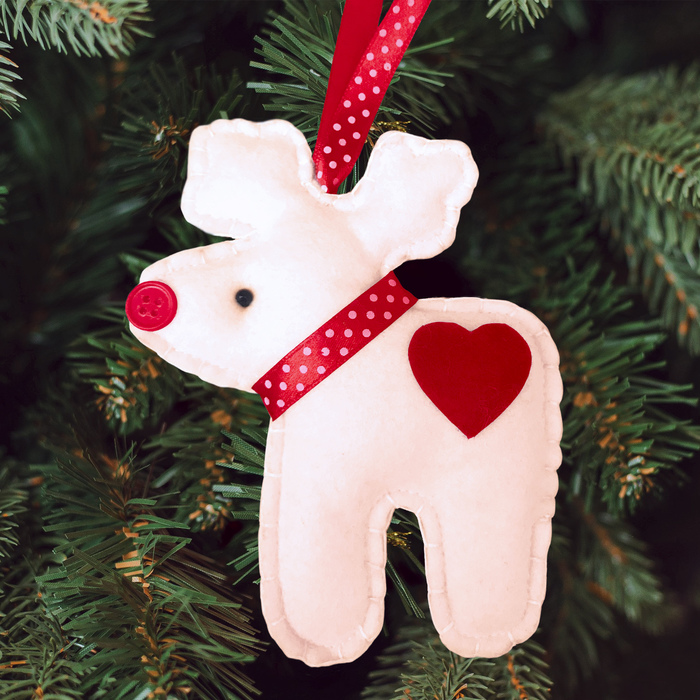 Набор для создания подвесной елочной игрушки из фетра "Олень с сердечком", цвет белый