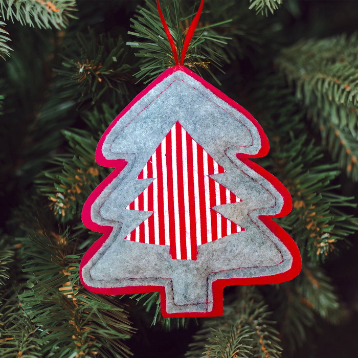 Набор для создания подвесной елочной игрушки из фетра "Елочка в полосочку"