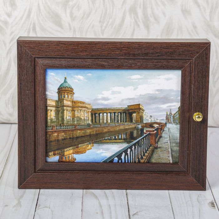 Ключница "Казанский собор" венге 19х24 см