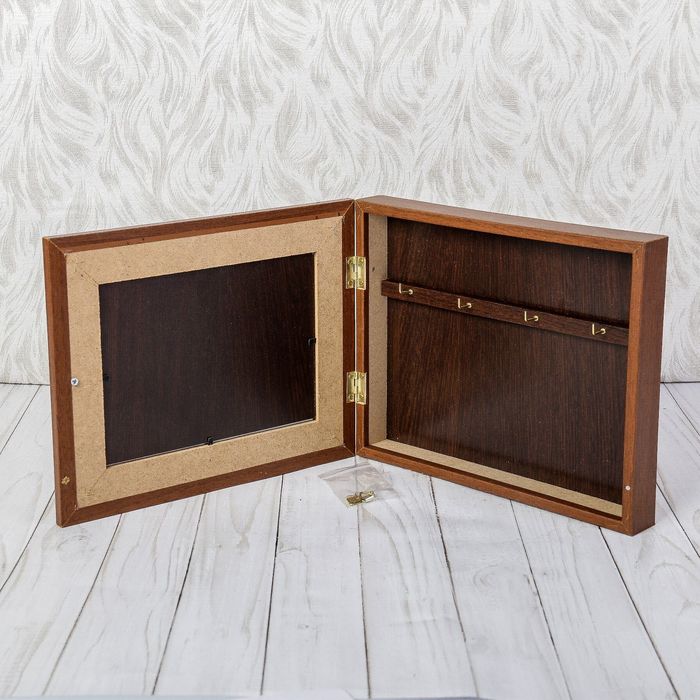 Ключница "Москва", орех