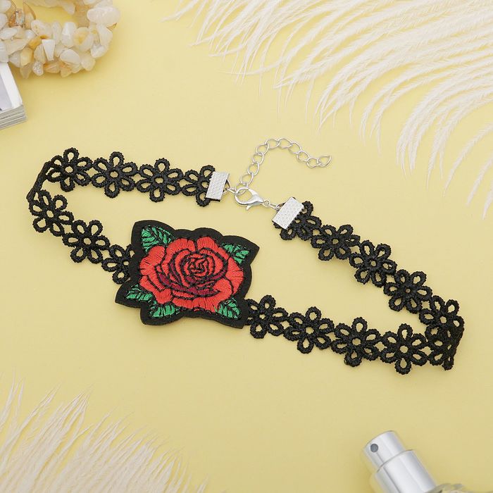 Чокер "Роуз" цветок с лепестками, цвет красно-зелёный в чёрном