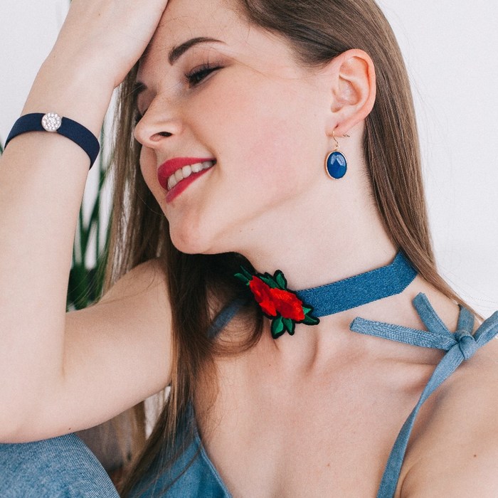 Чокер "Роуз" джинс, дуэт цветов, цвет красно-зелёный в синем