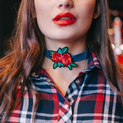 Чокер "Роуз" джинс, дуэт цветов, цвет красно-зелёный в синем