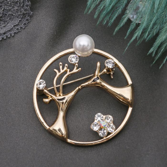 Брошь "Олени влюбленные", цвет белый в золоте